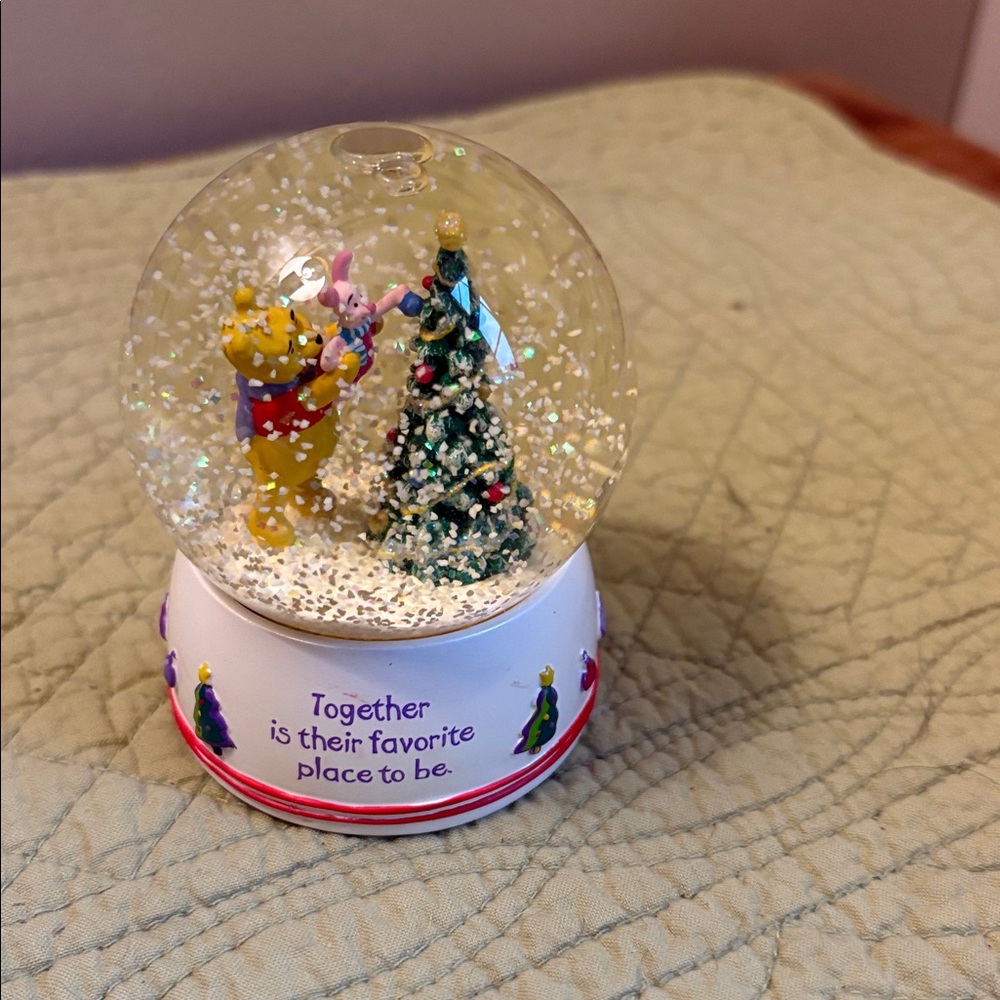 Hallmark 2006 Snow Globe Christmas Winnie The Pooh and Piglet. - Picture 2 of 5